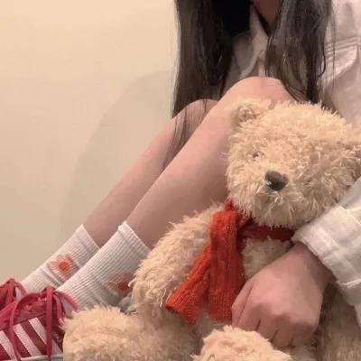 机场实拍：当红小花被拍到同回酒店，评论区沦陷